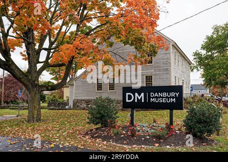 Danbury, CT - 17 octobre 2022 : panneau du Musée Danbury devant la maison historique John and Mary Rider construite en 1785 Banque D'Images