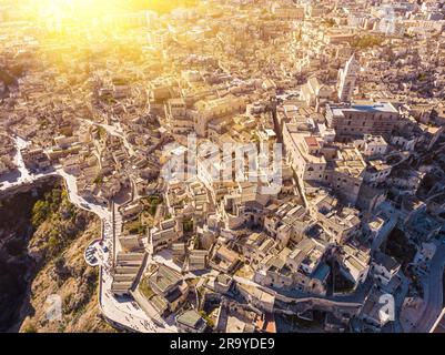 Vue aérienne de la ville médiévale de Matera Sassi di Matera dans une belle lumière dorée du matin au lever du soleil. Vue sur Sassi di Matera, Basilicate, sou Banque D'Images