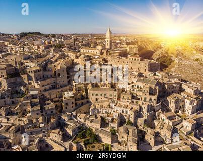 Vue aérienne de la ville médiévale de Matera Sassi di Matera dans une belle lumière dorée du matin au lever du soleil. Vue sur Sassi di Matera, Basilicate, sou Banque D'Images