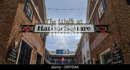 Stone Harbour, NJ - 25 mai 2023: La promenade à Harbor Square sur 96th Street fait partie du quartier commerçant de la ville Banque D'Images