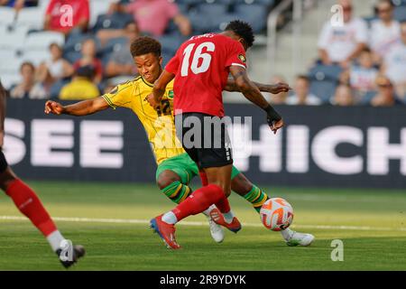 St. Louis, Missouri. Les Etats-Unis; le défenseur de Trinité-et-Tobago Alvin Jones (16) et la Jamaïque avant Demarai Gray (12) rivalisent pour le ballon libre lors d'un CONCACAF Gold Banque D'Images