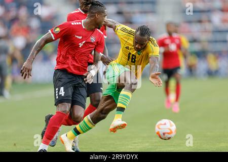 St. Louis, Missouri. Etats-Unis; Sheldon bateau, défenseur de la Trinité-et-Tobago (4) et Michail Antonio (18), attaquant de la Jamaïque, rivalisent pour le ballon lâche lors d'un CONCACAF Banque D'Images