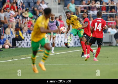 St. Louis, Missouri. Etats-Unis; le défenseur jamaïcain Damion Lowe (17) passe le ballon sur le terrain à la Jamaïque en avant Dujuan Richards (14) pendant une coupe d'or CONCACAF Banque D'Images