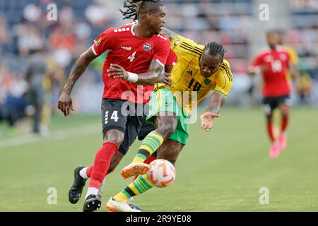 St. Louis, Missouri. Etats-Unis; Sheldon bateau, défenseur de la Trinité-et-Tobago (4) et Michail Antonio (18), attaquant de la Jamaïque, rivalisent pour le ballon lâche lors d'un CONCACAF Banque D'Images