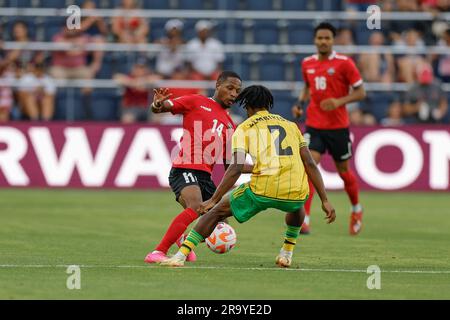 St. Louis, Missouri. USA; le défenseur de la Trinité-et-Tobago, Shannon Gomez (14), dribbles le ballon alors qu'il est défendu par le défenseur de la Jamaïque, Dexter Lembikisa (2) pendant un Banque D'Images