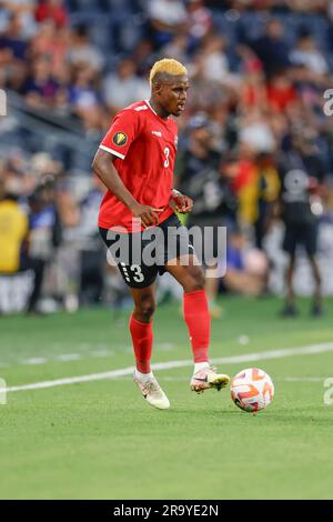 St. Louis, Missouri. USA; le milieu de terrain de Trinidad et Tobago Joevin Jones (3) dribbles et recherche un homme ouvert pour passer le ballon à pendant une coupe d'or CONCACAF Banque D'Images