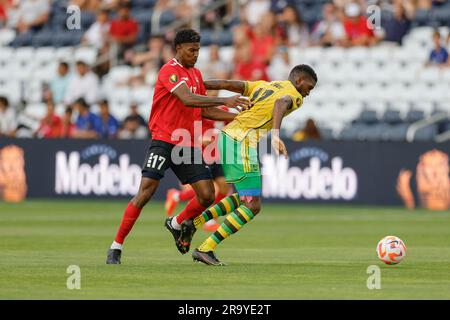 St. Louis, Missouri. USA; le milieu de terrain de Trinité-et-Tobago André Rampersad (17) pousse le défenseur jamaïcain Damion Lowe (17) tout en essayant de voler le ballon du Banque D'Images