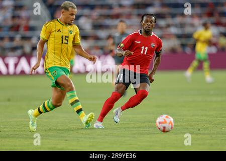 St. Louis, Missouri. États-Unis; le milieu de terrain de la Jamaïque Joel Latibeaudiere (15) dribbles le ballon tandis que Trinidad et Tobago avance Levi García (11) cherche à voler le Banque D'Images