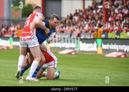 Hull (Angleterre) - 23rd juin 2023 - Wakefield Trinity's Matty Ashurst s'est attaqué par Rowan Milnes (21) de Hull Kingston Rovers. Rugby League Betfred Super League , Hull Kingston Rovers vs Wakefield Trinity à Sewell Group Craven Park , Hull, Royaume-Uni Banque D'Images