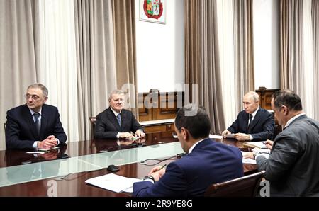 Derbent, Russie. 28th juin 2023. Le président russe Vladimir Poutine, à droite, préside une réunion sur le développement du tourisme lors de son voyage de travail au Daghestan, 28 juin 2023, à Derbent, République du Dagestan. Credit: Gavriil Grigorov/Kremlin Pool/Alamy Live News Banque D'Images