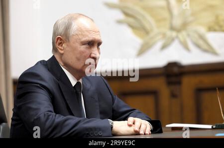 Derbent, Russie. 28th juin 2023. Le président russe Vladimir Poutine tient une rencontre en face à face avec le chef du Daghestan Sergei Melikov, 28 juin 2023 à Derbent, République du Dagestan. Credit: Gavriil Grigorov/Kremlin Pool/Alamy Live News Banque D'Images