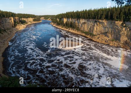 Les impressionnantes chutes Alexandra s'écraseront dans le parc provincial Twin Falls gorge, dans les Territoires du Nord-Ouest, au Canada Banque D'Images