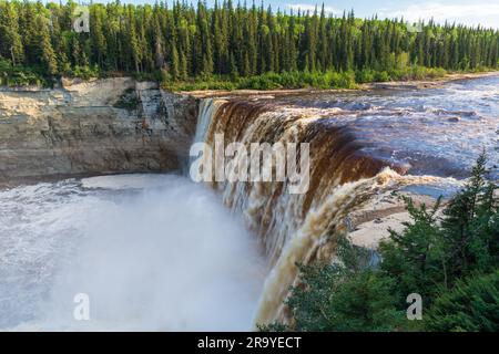 Les impressionnantes chutes Alexandra s'écraseront dans le parc provincial Twin Falls gorge, dans les Territoires du Nord-Ouest, au Canada Banque D'Images