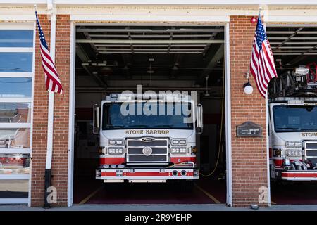 Stone Harbour, NJ - 25 mai 2023 : camions d'incendie de Stone Harbour, fabriqués par Pierce, garés dans le foyer Banque D'Images