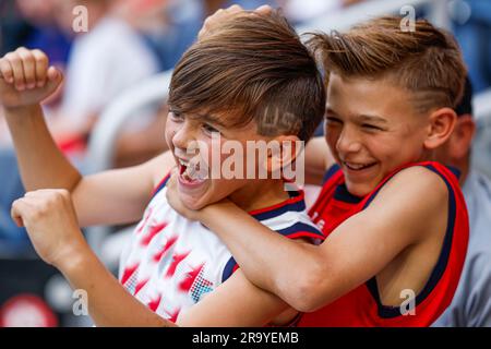 St. Louis, Missouri. Etats-Unis; les jeunes fans de Team USA applaudissent leur équipe lors d'un match de la coupe d'or de la CONCACAF contre Saint-Kitts-et-Nevis, mercredi, 28 juin, 2 Banque D'Images