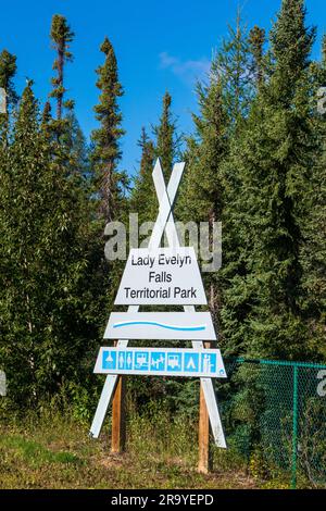 Parc territorial Lady Evelyn Falls, NT / Canada - 11 AOÛT 2022 : panneau d'entrée pour le parc territorial Lady Evelyn Falls Banque D'Images