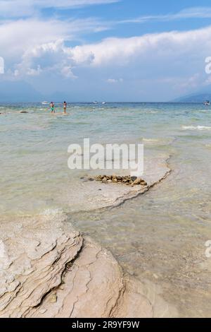 Jamaica Beach sur le rivage de la péninsule de Sirmione, (Sirmione sul Garda), Lac de Garde, Italie, Europe Banque D'Images