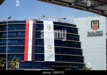 Le Caire, Egypte, 29 juin 2023: Le Caire monorail colonnes et chemin de fer la banque nationale d'Egypte Al Ahly banque égyptienne avec la banque et les drapeaux égyptiens celebb Banque D'Images