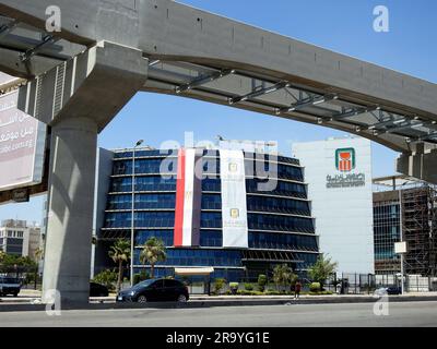 Le Caire, Egypte, 29 juin 2023: Le Caire monorail colonnes et chemin de fer la banque nationale d'Egypte Al Ahly banque égyptienne avec la banque et les drapeaux égyptiens celebb Banque D'Images