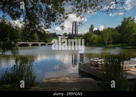 Mausolée reflet dans le parc aquatique Banque D'Images