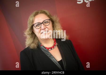 Brême, Allemagne. 29th juin 2023. Özlem Ünsal (SPD), sénateur de la construction, des transports et du développement urbain, est confronté à un mur rouge. Le maire de Brême avait présenté ses candidats au Sénat. Credit: Sina Schuldt/dpa/Alay Live News Banque D'Images