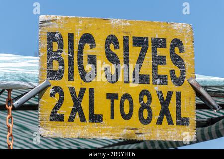 Affiche sur le marché pour la vente de vêtements « grandes tailles 2XL à 8XL » Banque D'Images