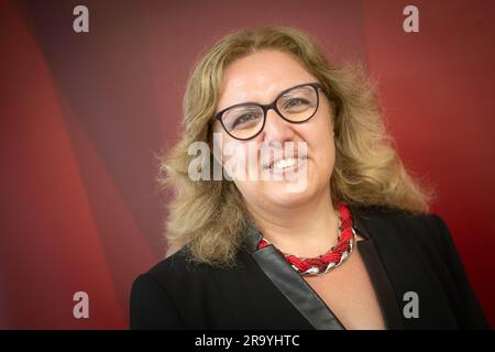 Brême, Allemagne. 29th juin 2023. Özlem Ünsal (SPD), sénateur de la construction, des transports et du développement urbain, est confronté à un mur rouge. Le maire de Brême avait présenté ses candidats au Sénat. Credit: Sina Schuldt/dpa/Alay Live News Banque D'Images