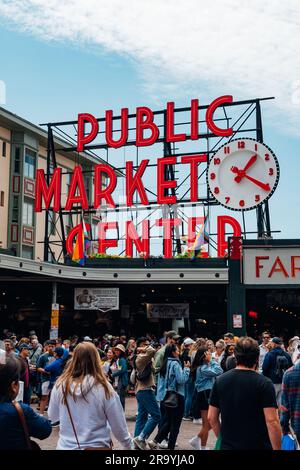 Seattle, WA, États-Unis d'Amérique - 24 juin 2023 : touristes et résidents de Seattle visitant le marché de Pike place Banque D'Images