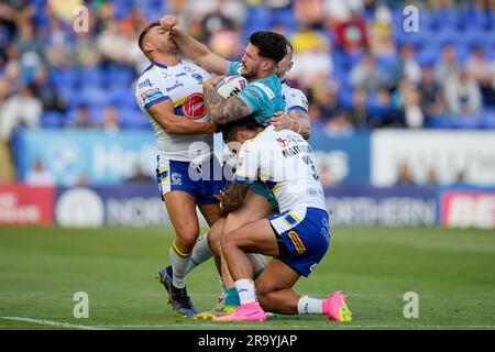 Matty Russell #34 de Warrington Wolves prend un bras dans le visage de James Bentley #11 de Leeds Rhinos pendant le match de la Super League Round 17 de Betfred Warrington Wolves vs Leeds Rhinos au Halliwell Jones Stadium, Warrington, Royaume-Uni, 29th juin 2023 (photo de Steve Flynn/News Images) Banque D'Images