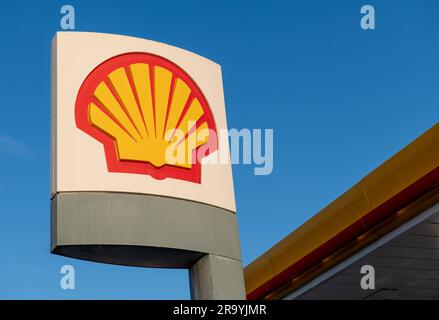 L'île de Lefkada. Grèce- 06.13.2023. Le logo, symbole de la compagnie pétrolière américaine Shell sur l'une de ses stations-service. Banque D'Images