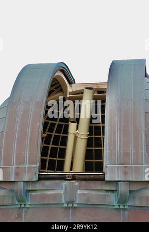 Télescope réfringent Zeiss de 12 pouces et télescope réfringent de 9½ pouces télescopes publics piggybacking Griffith Observatory Los Angeles California USA Banque D'Images