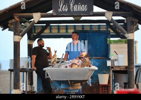 Chiringuito espagnol traditionnel, cuisine de sardines fraîches, de poissons et de calmars dans de petites cabanes au bord de la plage Banque D'Images