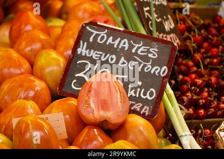 Tomates Huevo de Toro en vente sur un marché espagnol, Malaga, Espagne Banque D'Images