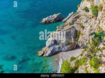 Côte amalfitaine, Italie. Vue panoramique à couper le souffle depuis Conca dei Marini le long de la route principale de la côte amalfitaine. Banque D'Images