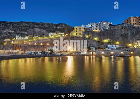 Les plages et la mer de Meta di Sorrento petit village près de Sorrento en Italie. Banque D'Images