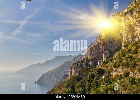 Côte amalfitaine, Italie. Vue panoramique à couper le souffle depuis Conca dei Marini le long de la route principale de la côte amalfitaine. Banque D'Images