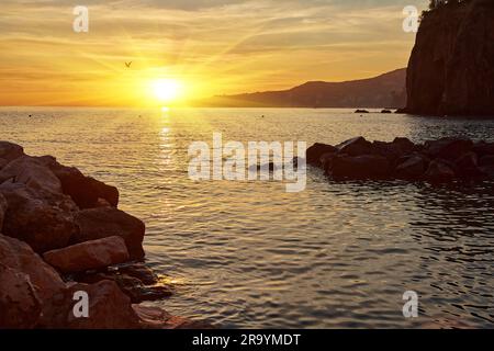 Les plages et la mer de Meta di Sorrento petit village près de Sorrento en Italie. Banque D'Images