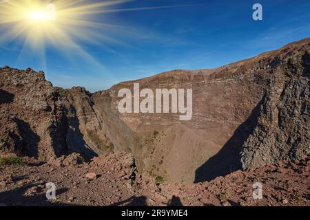 Cratère du volcan Vésuve près de Naples, dans une journée d'été, Italie Banque D'Images