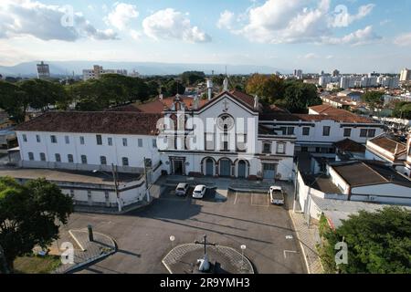 Taubate, Sao Paulo, Brésil - 24 juin 2023 : vue aérienne des installations du couvent de l'ordre franciscain séculier par une journée ensoleillée Banque D'Images