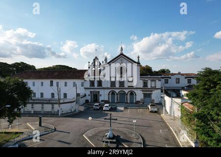 Taubate, Sao Paulo, Brésil - 24 juin 2023 : vue aérienne des installations du couvent de l'ordre franciscain séculier par une journée ensoleillée Banque D'Images