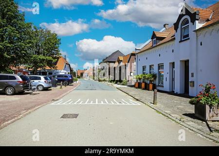 Oud Bergen, pays-Bas - 9 juin. 2023: Rue vide dans le village rural endormi hollandais, bleu ciel d'été Banque D'Images