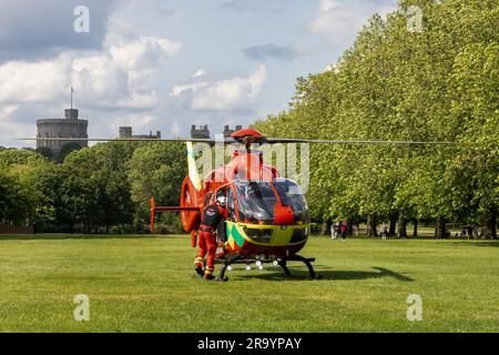 Windsor, Royaume-Uni. 21st juin 2023. Un équipage d'ambulance aérienne de Thames Valley se prépare au décollage à côté de la longue promenade en face du château de Windsor après avoir assisté à un accident de la route à proximité. Le nouvel hélicoptère G-TVLY Airbus135 de Thames Valley Air Ambulance, qui est entré en service en octobre 2022, a une vitesse de pointe de 135mph et peut atteindre n'importe quelle partie du Berkshire, Buckinghamshire ou Oxfordshire en 15 minutes. Crédit : Mark Kerrison/Alamy Live News Banque D'Images