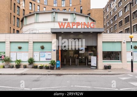 L'entrée de la gare de Wapping, Meeting House Alley, Poplar, Londres, E1, Angleterre, Royaume-Uni Banque D'Images