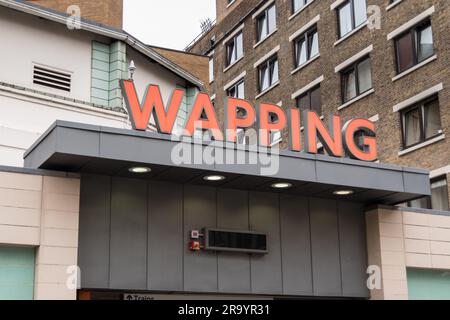 L'entrée de la gare de Wapping, Meeting House Alley, Poplar, Londres, E1, Angleterre, Royaume-Uni Banque D'Images