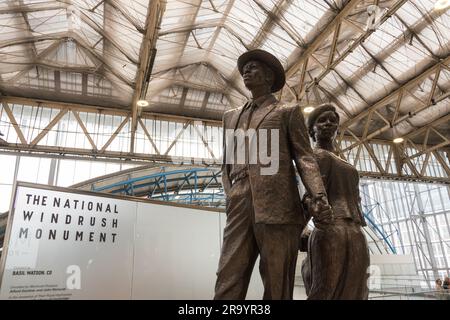 Basil Watson's The National Windrush Monument sur le concourse de la gare de Waterloo, Lambeth, Londres, SE1, Angleterre, ROYAUME-UNI Banque D'Images
