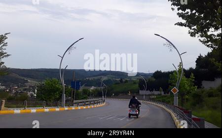 Moto, sur la route et les collines vertes. Şile, Istanbul, Turquie. Banque D'Images