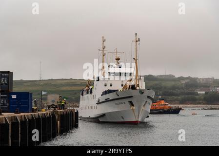 St Marys, Scilly Isles, Royaume-Uni. 10 juin 2023. Ferry de passagers Scillonian III arrivant à St Marys Quay de Penzanze, Cornouailles, Angleterre un après-midi ennuyeux Banque D'Images