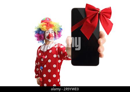 Clown tenant un smartphone avec un noeud rouge isolé sur fond blanc Banque D'Images