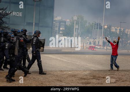 Nanterre, France. 29th juin 2023. Un manifestant affronte des policiers lors d'une manifestation à Nanterre, une ville de la périphérie ouest de Paris, en France, sur 29 juin 2023. Jeudi, les forces de sécurité françaises ont déployé des gaz lacrymogènes lors d'une fusillade avec des manifestants au cours d'un rassemblement déclenché par la fusillade mortelle de Nahel M, un adolescent de 17 ans, par un policier lors d'un arrêt de la circulation, mardi. Crédit: Aurélien Morissard/Xinhua/Alay Live News Banque D'Images