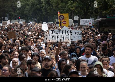 Nanterre, France. 29th juin 2023. Les gens prennent part à une manifestation à Nanterre, une ville de la banlieue ouest de Paris, en France, sur 29 juin 2023. Jeudi, les forces de sécurité françaises ont déployé des gaz lacrymogènes lors d'une fusillade avec des manifestants au cours d'un rassemblement déclenché par la fusillade mortelle de Nahel M, un adolescent de 17 ans, par un policier lors d'un arrêt de la circulation, mardi. Crédit: Aurélien Morissard/Xinhua/Alay Live News Banque D'Images